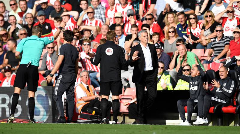 United manager Jose Mourinho blir sendt på tribunen av dommer Craig Pawson.