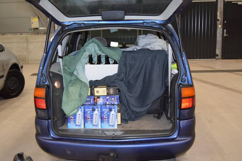 I bil nummer to fant tollerne 697 liter øl, 60 liter sprit, 27 liter vin og 20.600 sigaretter. Sjåføren av denne påsto at varene skulle leveres til et bryllup.