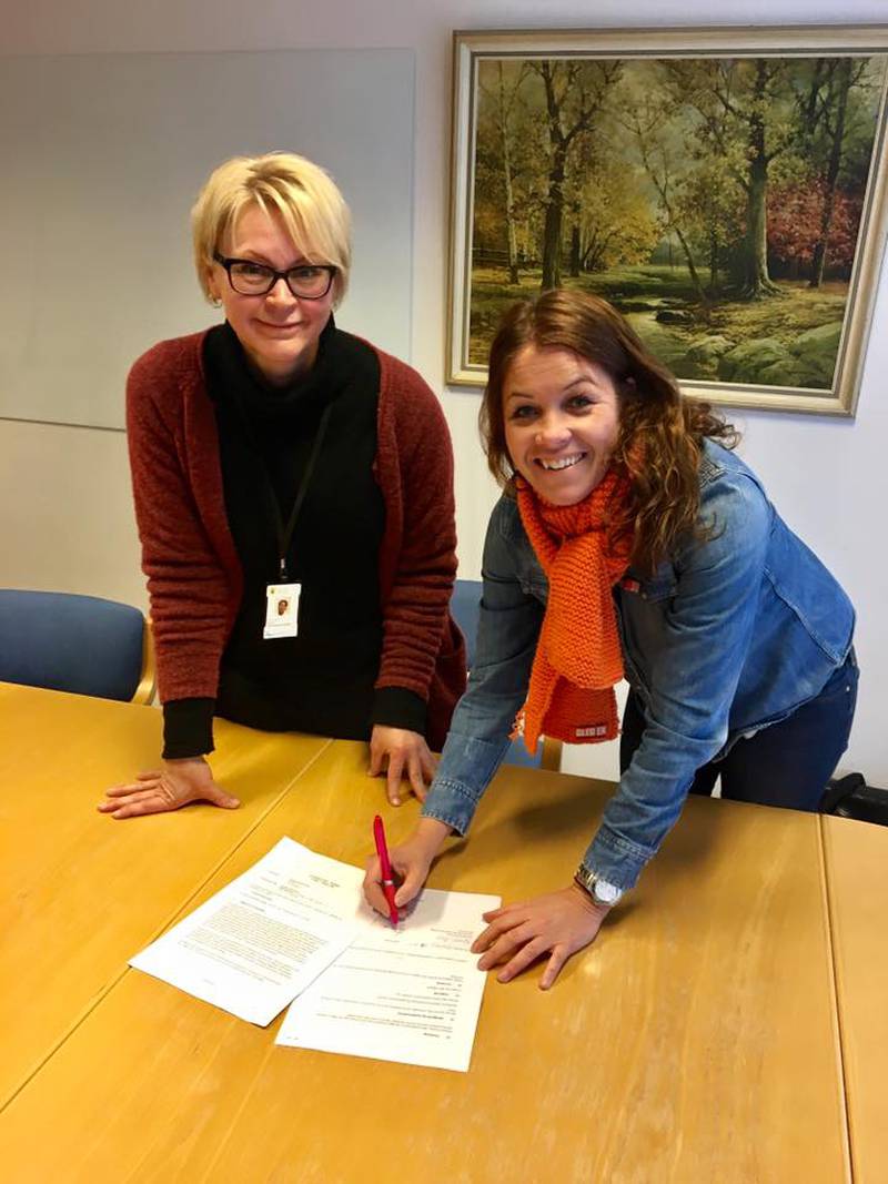 Rådgiver i Sarpsborg kommune Kjersti Aune (til venstre) og Helen Mollatt har skrevet under en 2-års avtale.
