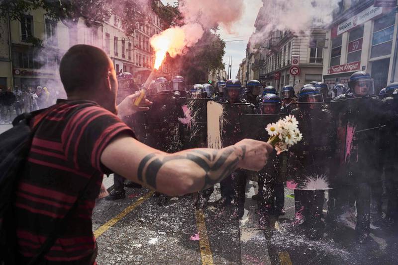 Her møter demonstranter i Lyon politiet da Hollande-regjeringen ville endre den franske arbeidsmiljøloven i fjor.
