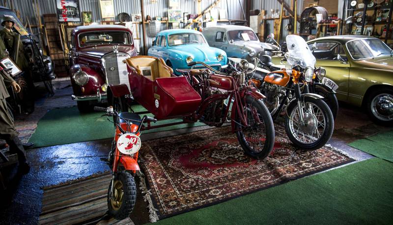 Det er så mange kjøretøyer at man trenger litt tid på å fordøye alt. I midten står en Indian, en amerikansk motorsykkel fra 1919.