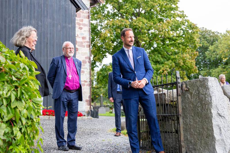 – Det var fint å se kirken og lære mer om historien dens, sa kronprins Haakon etter omvisningen. Her med sogneprest Ingvild Osberg og biskop Atle Sommerfeldt.