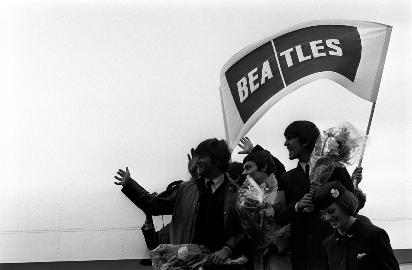 Jimmy Nicol, en Beatle i 13 dager, her halvt skjult bak en blomsterbukett, da Beatles kom til Kastrup i 1964. På nyåret kommer Lars Saabye Christensen med diktbok om Beatles-vikaren. 