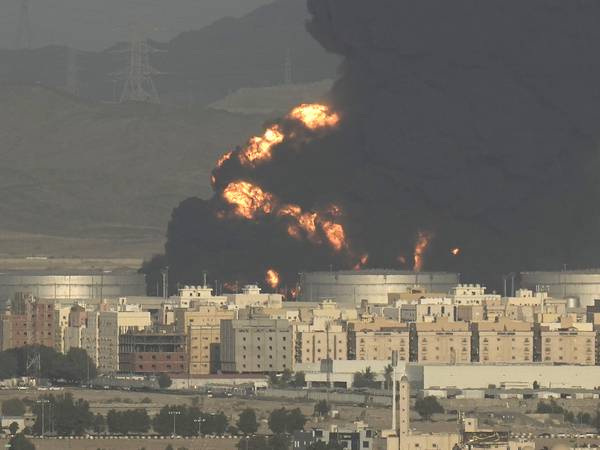 Opprørere i Jemen med stort angrep mot Saudi-Arabia – oljedepot i brann i Jeddah