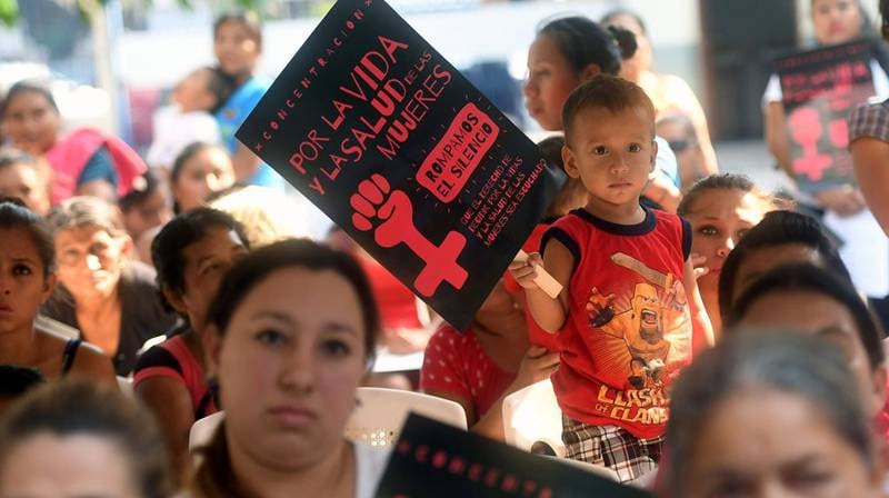 I dag møtes en rekke land for å demme opp for kuttene fra USA i bistandspenger til abort og familieplanlegging. Her fra en demonstrasjonen for å avkriminalisere abort i El Salvador denne måneden. 