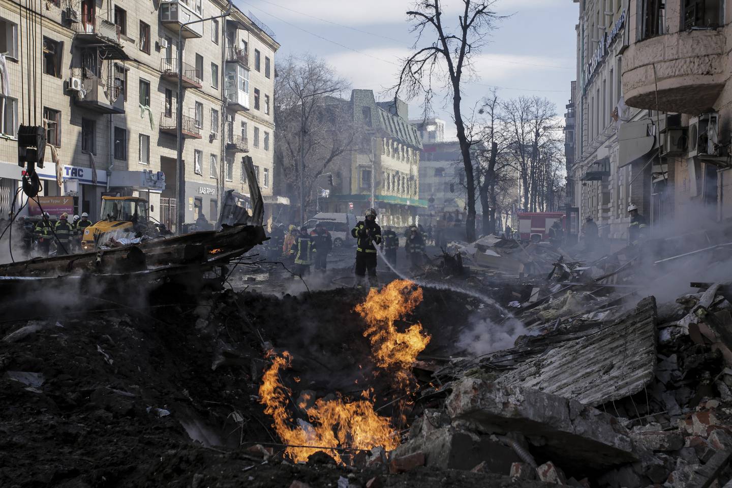 Her slukker brannmannskaper flammene etter et russisk missilangrep mot storbyen Kharkiv i mars 2022.