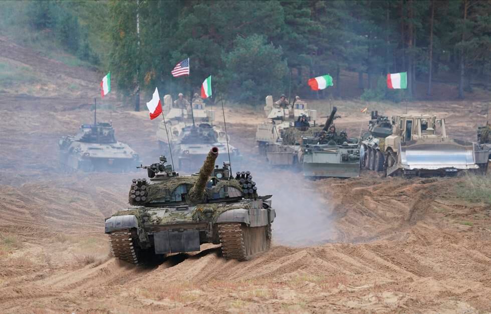 Militære kjøretøy fra Polen, Italia, Canada og USA under en Nato-øvelse i Kadaga i Latvia i september i år. Russland mener Nato har kommet altfor nær den russiske grensen. Foto: Roman Koksarov / AP / NTB