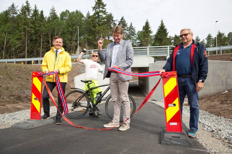 Nå kan den nye sykkelveien tas i bruk. Fra venstre: mosseordfører Tage Pettersen, syklist Lasse Dahl, Olav Moe, leder av samferdseskomiteen i Østfold fylkeskommune, og Hans Lyshaugen, daglig leder i Moss næringspark.