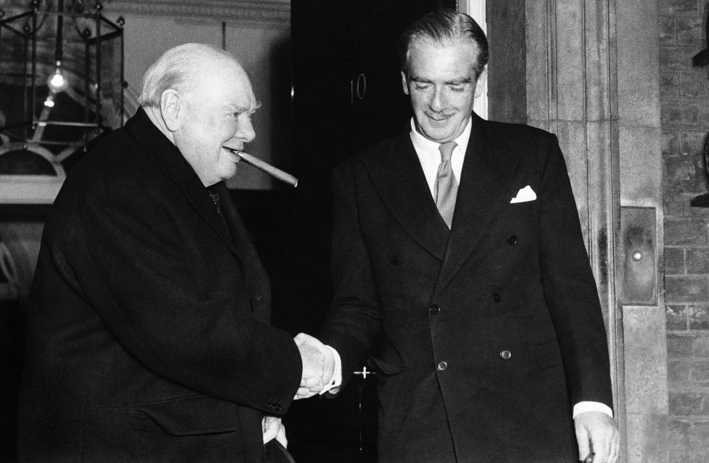 Sir Anthony Eden (t.v.) ble statsminister etter at Churchill gikk av i 1955.