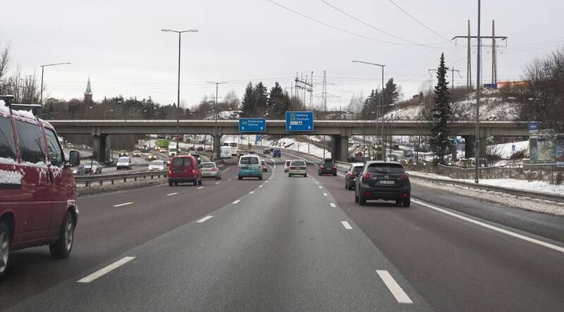 For E6 (OR12) fjernes dagens bomstasjoner i Ulvensplitten og Rv 190 Strømsveien. Disse erstattes av en ny bomstasjon på E6 øst for Smallvollveien som dekker begge kjøreretninger. Endret plassering har ingen trafikale konsekvenser.