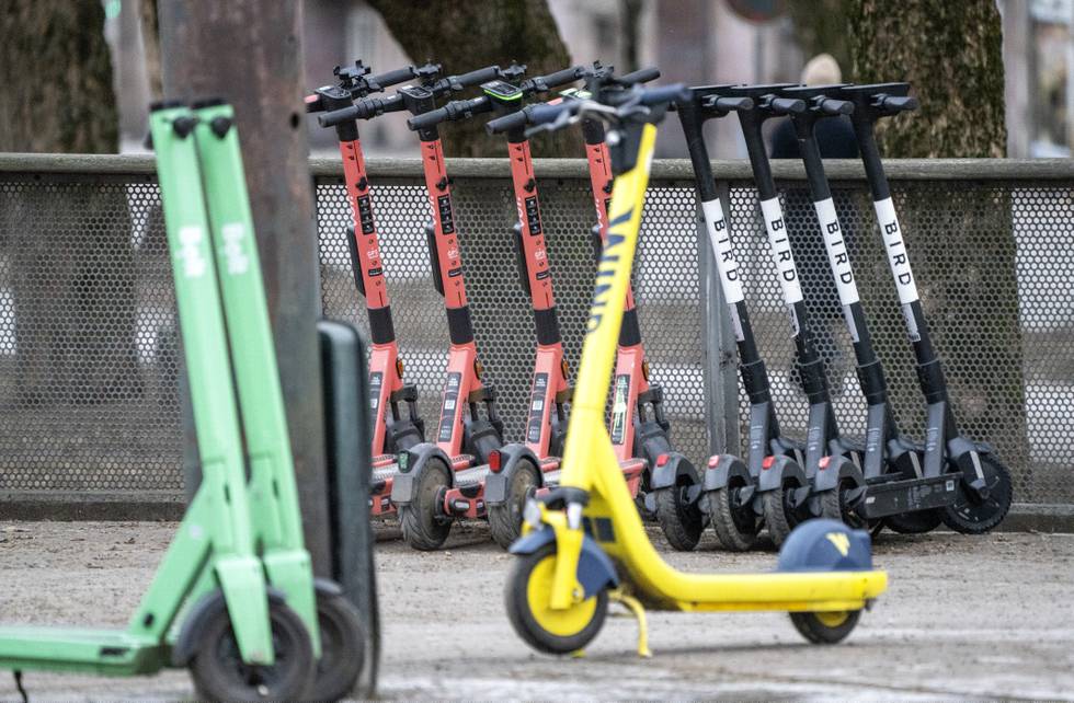 Bildet er av elsparkesykler fra selskapene Bolt, Voi, Wind og Bird. De står på gata i Oslo. Syklene er grønne, røde, gule og svarte. Foto: Gorm Kallestad / NTB