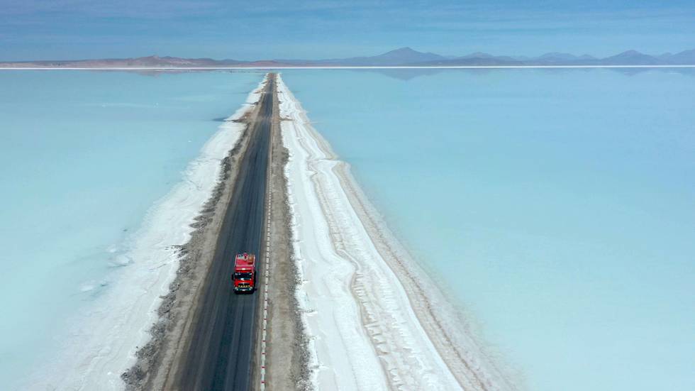 En lastebil kjører gjennom de enorme saltslettene i Bolivia.