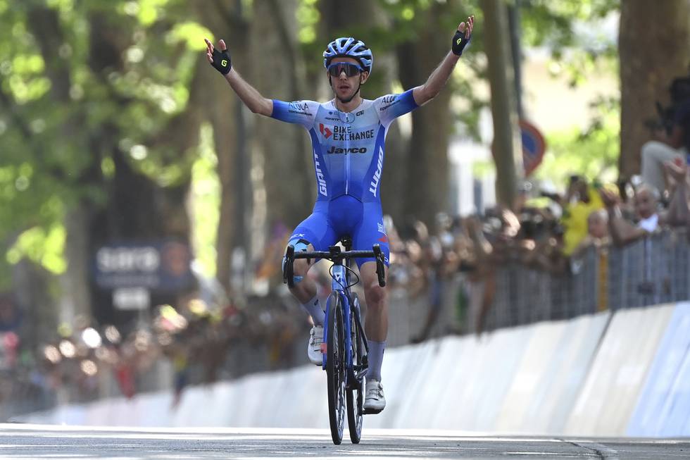 Simon Yates jubler for seier på lørdagens tøffe etappe i Giro d'Italia. Foto: Gian Mattia D'Alberto, LaPresse via AP / NTB