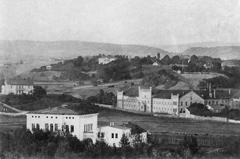 Lassonløkka lå opprinnelig luftig og landlig til, til venstre i bildet, fotografert fra Slottet cirka 1865. Midt i bildet sees Frydenlund bryggeri og Pilestredet, i forgrunnen Wergelandsveien 25, i bakgrunnen Bolteløkka allé 8.