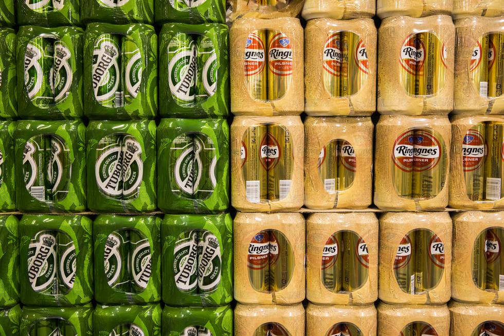 Høy etterspørsel etter drikke på boks samtidig som at det er en internasjonal mangel på råvarer til aluminiumsbokser, kan føre til at norske bryggerier går tomme for enkelte varer i sommer. Foto: Berit Roald / NTB