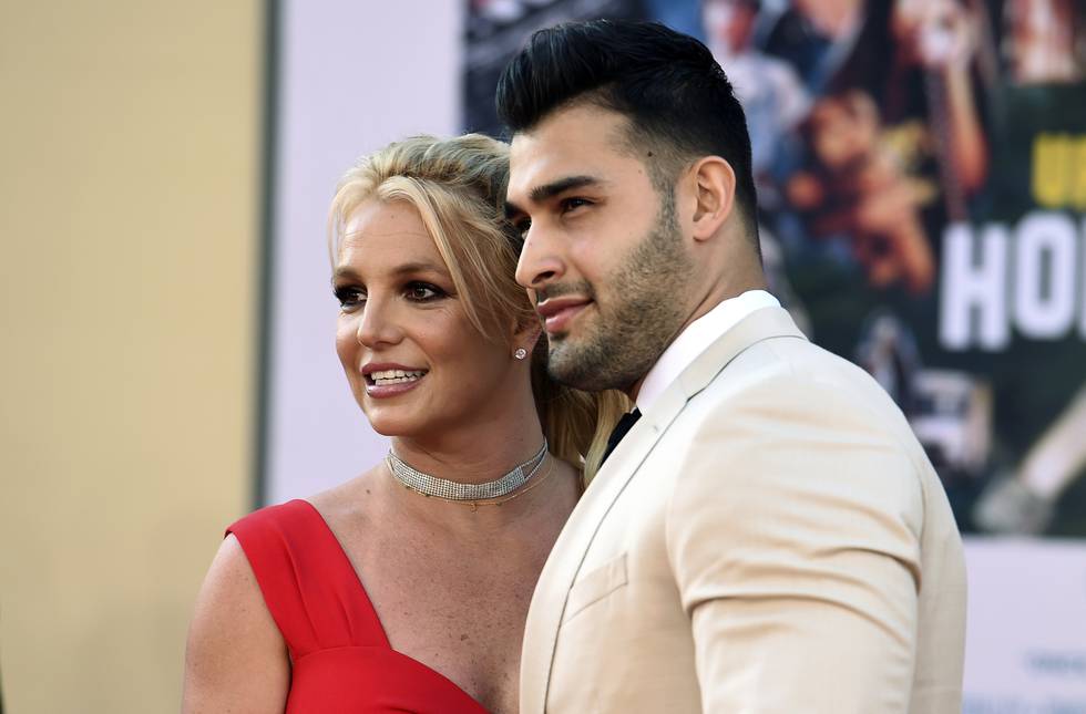 Britney Spears og Sam Asghari forteller at de har mistet et barn tidlig i svangerskapet. Her er paret fotografert sammen i 2019. Arkivfoto: Jordan Strauss / Invision / AP / NTB