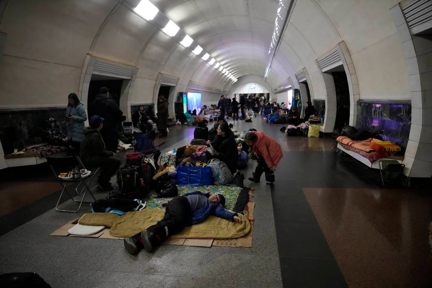 Mennesker har søkt tilflukt på en T-banestasjon i Kyiv.