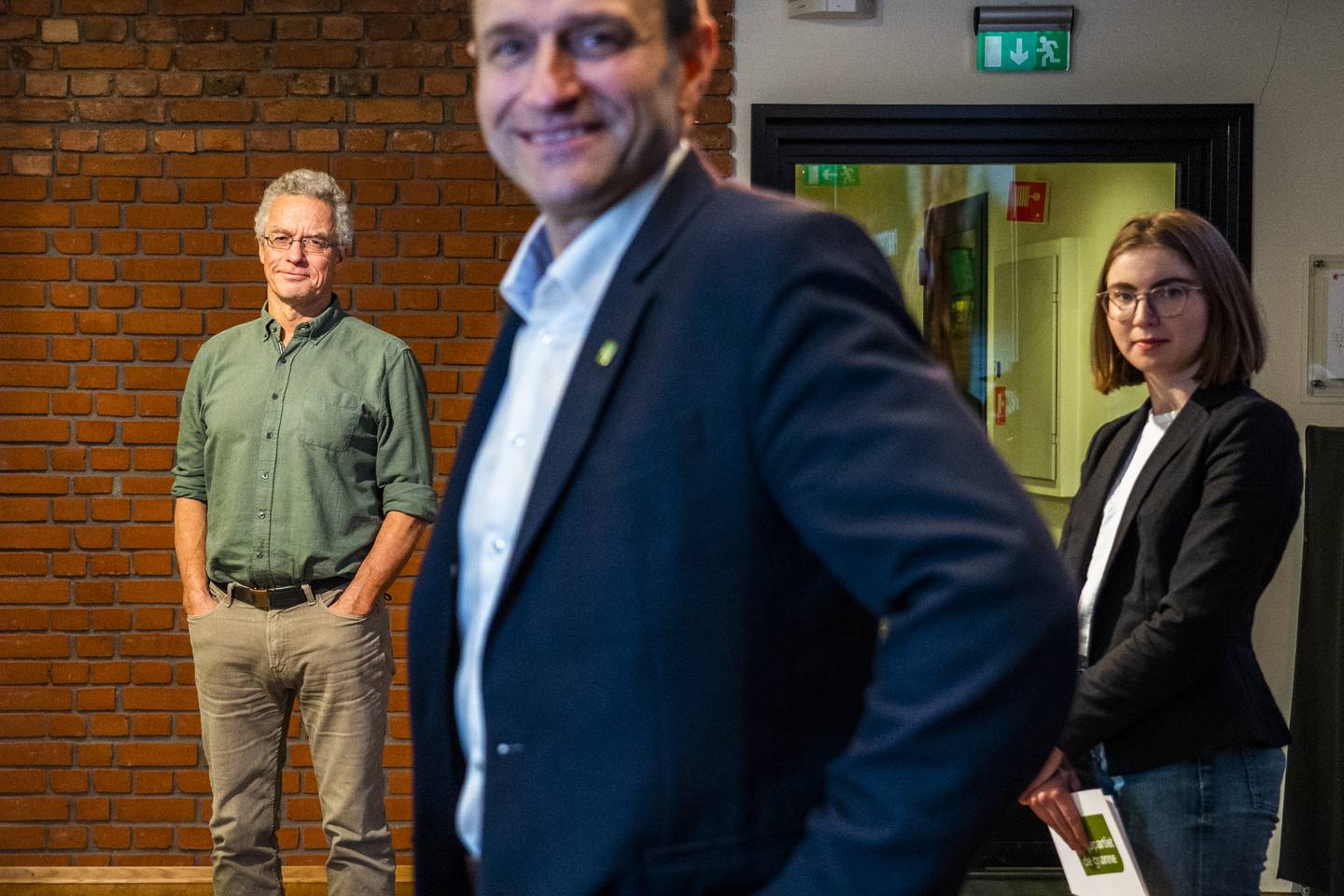 MDGs Rasmus Hansson (bak til venstre) støtter Arild Hermstad som ny leder av partiet. Foto: Håkon Mosvold Larsen / NTB