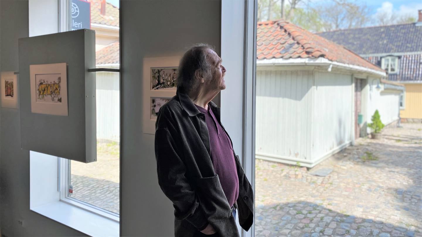Thore Hansen kikker tankefullt ut av vinduet i Galleri Klavestad.