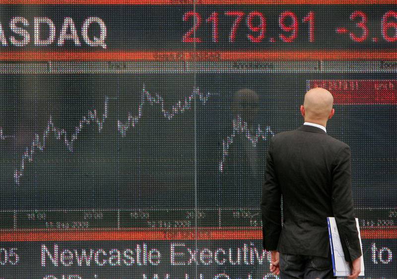 I BUNN: En mann følger et nervøst aksjemarked i London. Ved utgangen av 2008 hadde verdens børser falt med til sammen 48 prosent på ett år, ifølge Washington Post. FOTO: NTB SCANPIX