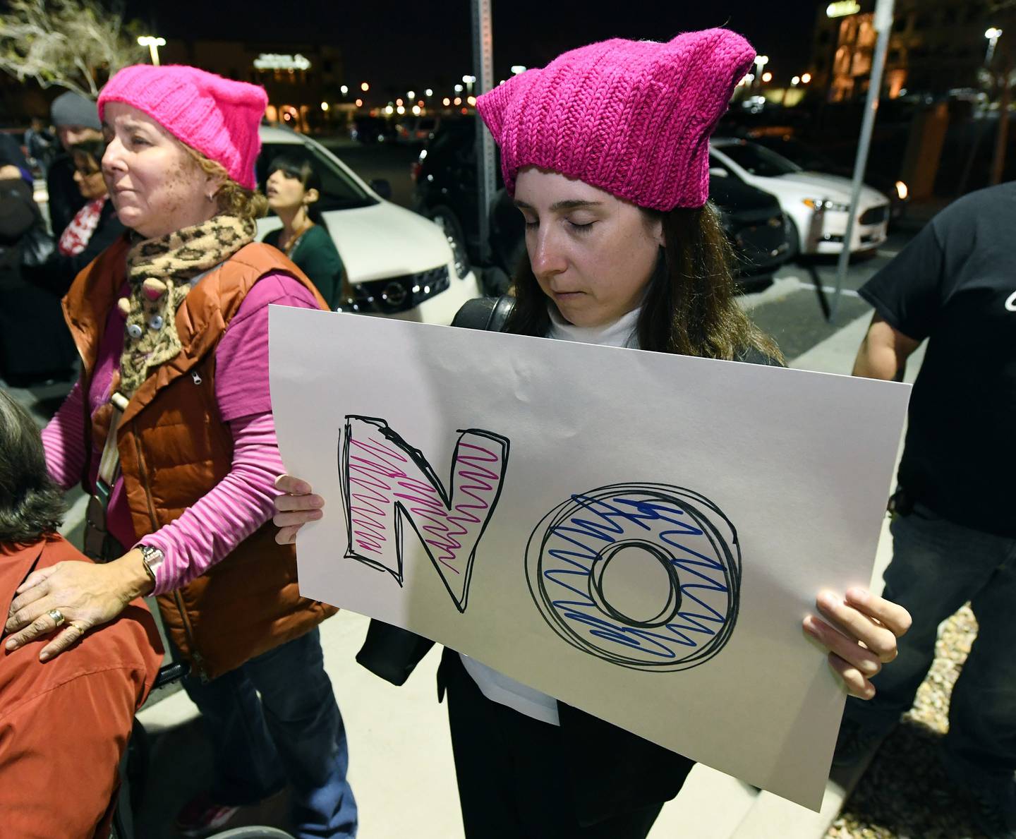 Demonstranter i 2017 iført såkalte pussy hats - hjemmestrikkede luer med katteører, et pek mot daværende president Donald Trump og hans sexistiske ytringer.