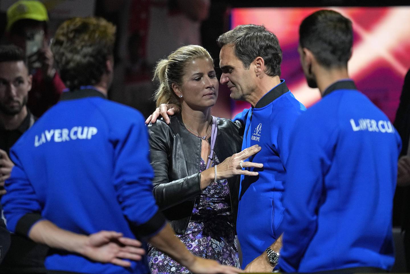 Roger Federer og kona Mirka etter at kampen var over.