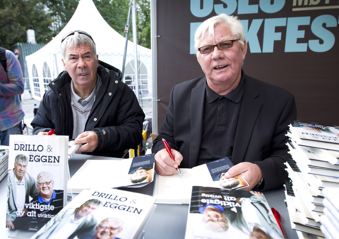 Nils Arne Eggen og Egil Olsen signerte boka si "Drillo og Eggen" under lanseringen i 2010.