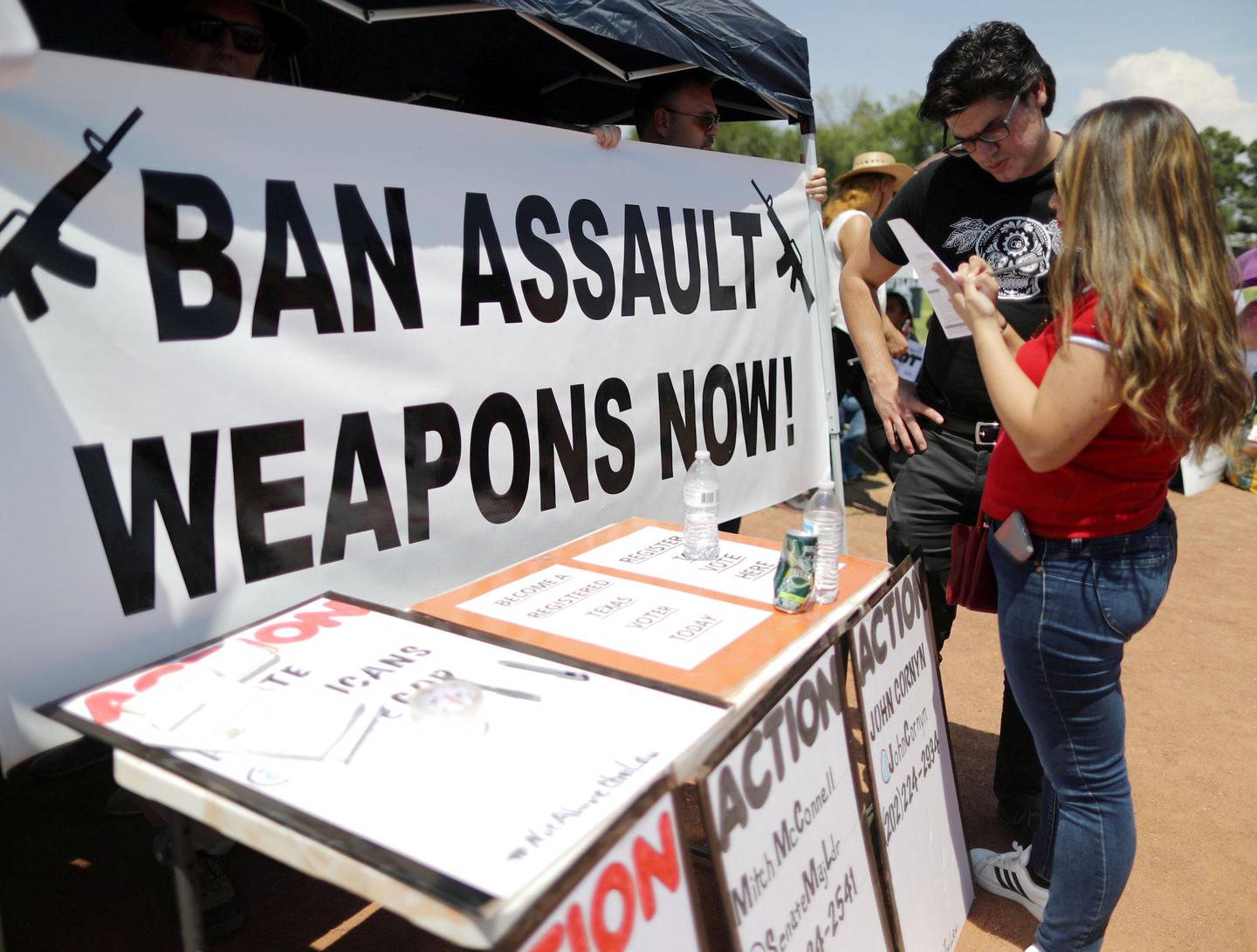 DEBATT: Masseskytingene i Ohio og Texas har igjen vekket debatt i USA, og mange vil ha et forbud mot automatvåpen. Her fra El Paso i Texas. FOTO: NTB SCANPIX