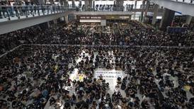 5.000 demonstranter lammer Hongkongs flyplass