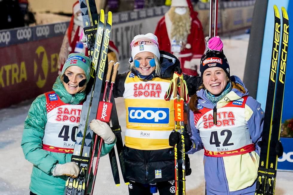 Therese Johaug fra Norge, Frida Karlsson fra Sverige og Katharina Hennig fra Tyskland jubler i målområdet etter 10km for kvinner under verdenscupen i langrenn i Ruka.