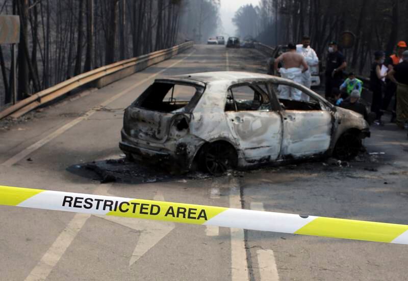 Minst 18 mennesker omkom da bilene de kjørte ble omsluttet av flammer i Portugal i helgen.