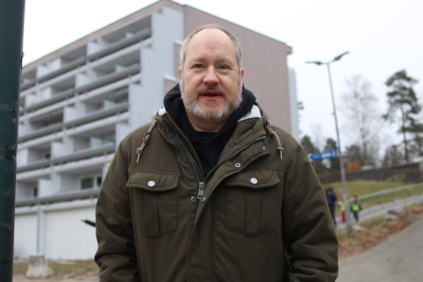 I denne tilsynelatende helt vanlige blokka på Vestli er det en rusinstitusjon med 32 døgnplasser. Jan Erik Johansen forteller at beboerne er livredde for hva som skjer når institusjonen blir lagt ned og gjort om til boliger.