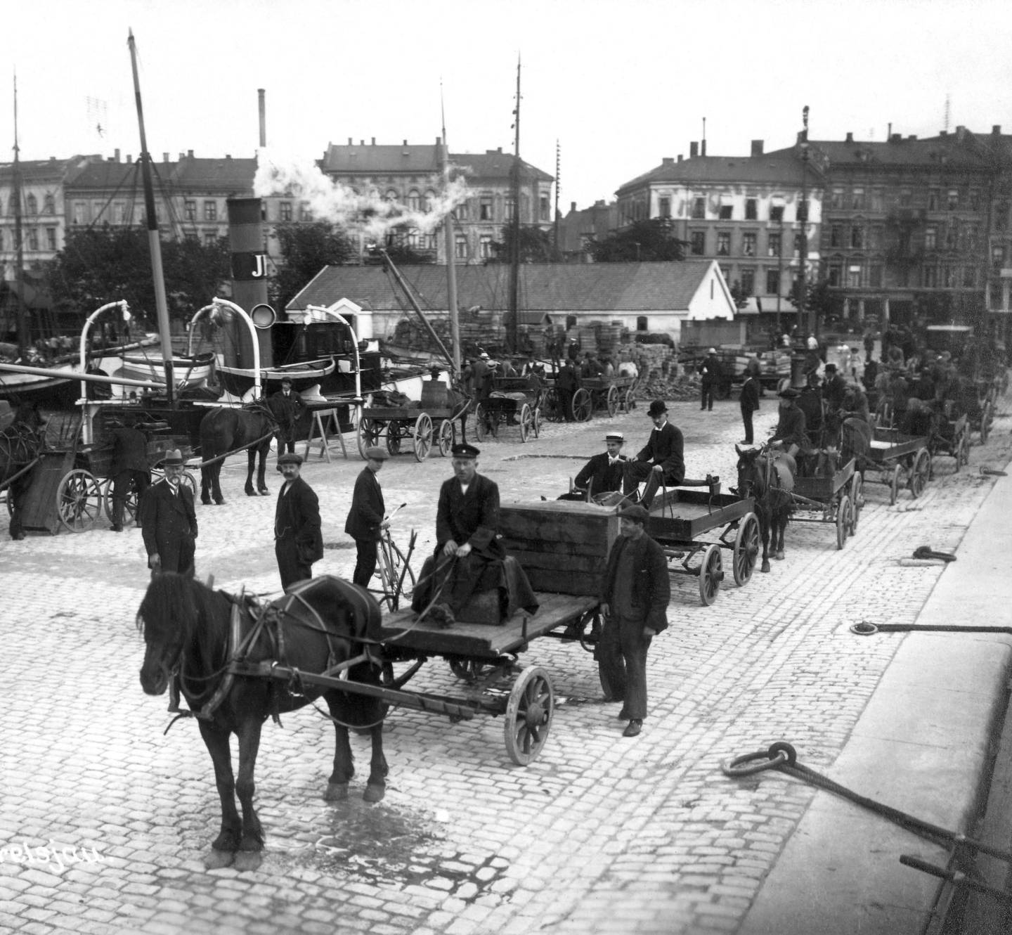 Vognmenn i kø i Pipervika under en «Makrellsjau» i 1917. Foto: Narve Skarpmoen/Oslo Museum