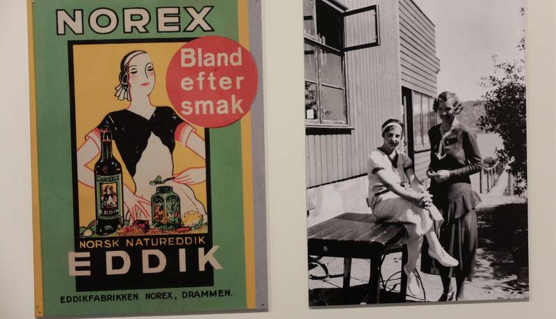 Reklame-plakat fra Norex-fabrikken som lå på Danvik. 1900-tallets gjenstander henger sammen med endringer i kjønnsrollemønsteret, ledig, elegant tøy for menn og kvinner.