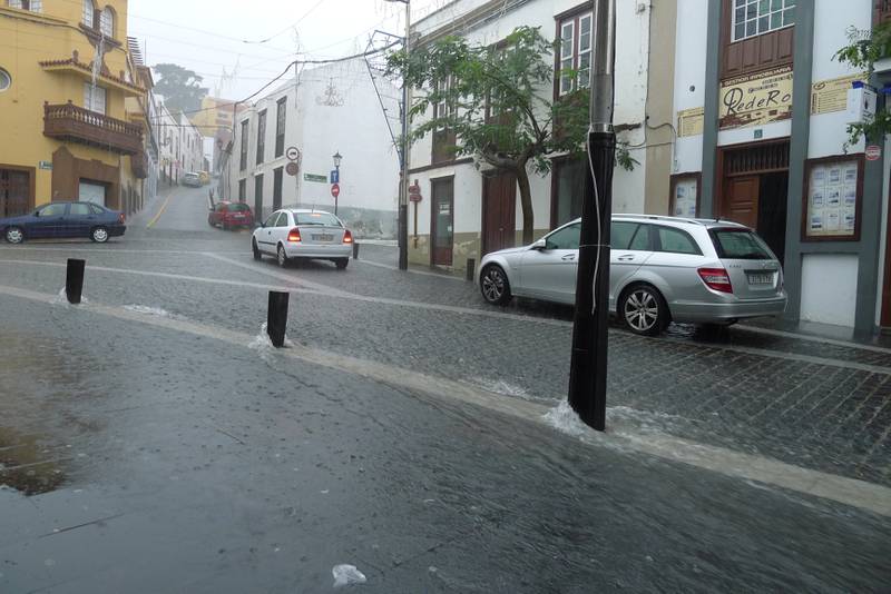 Gatene i Valverde ble elver i det voldsomme regnværet.