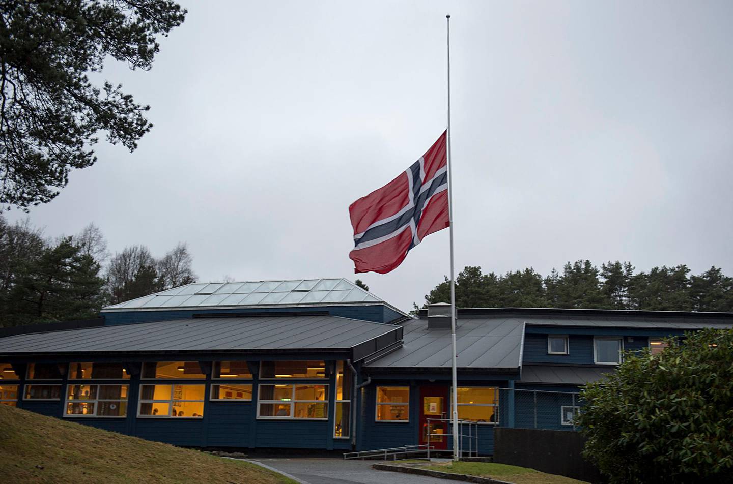 Bergen 20200106. 
Flagget på halv stang ved Aurdalslia barneskole der den 9 år gamle jenta som omkom i brannen i Ytrebygda gikk.
Foto: Marit Hommedal / NTB scanpix
