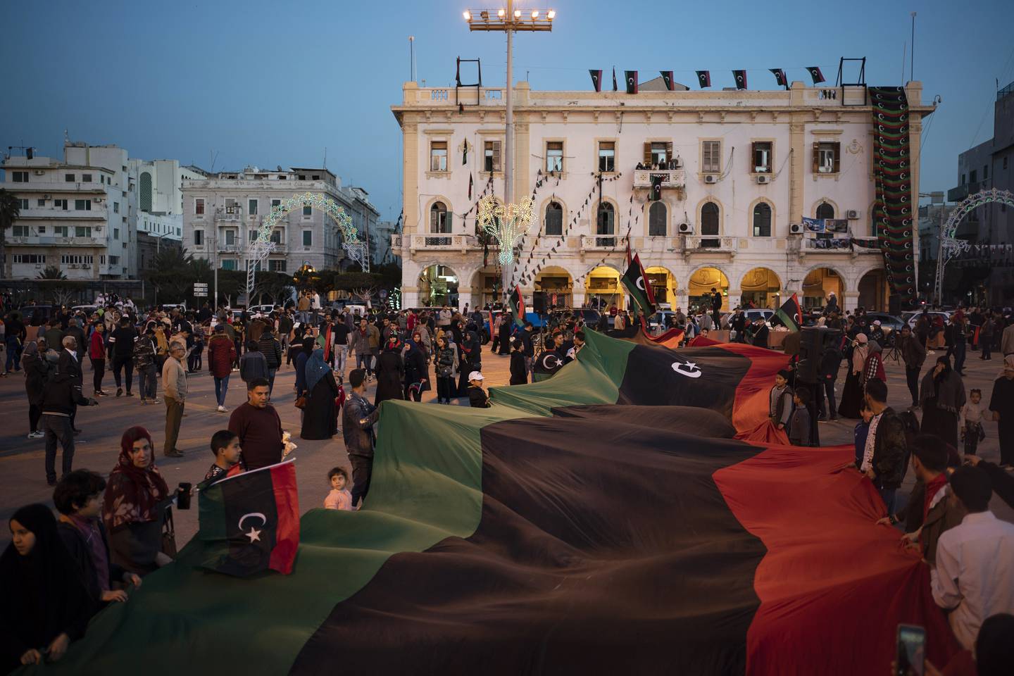 Oppmøtte hadde med seg et gigantisk libysk flagg i Tripoli da de i fjor markerte årsdagen for protestene mot regimet.