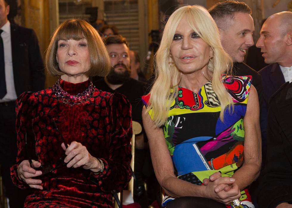 Donatella Versace til høyre, her smmen med VOGUE-redaktør Anna Wintour på besøk i Vatikanet for å planlegge den kommende utstillingen på Metropolitan Museum of Art i Mai.