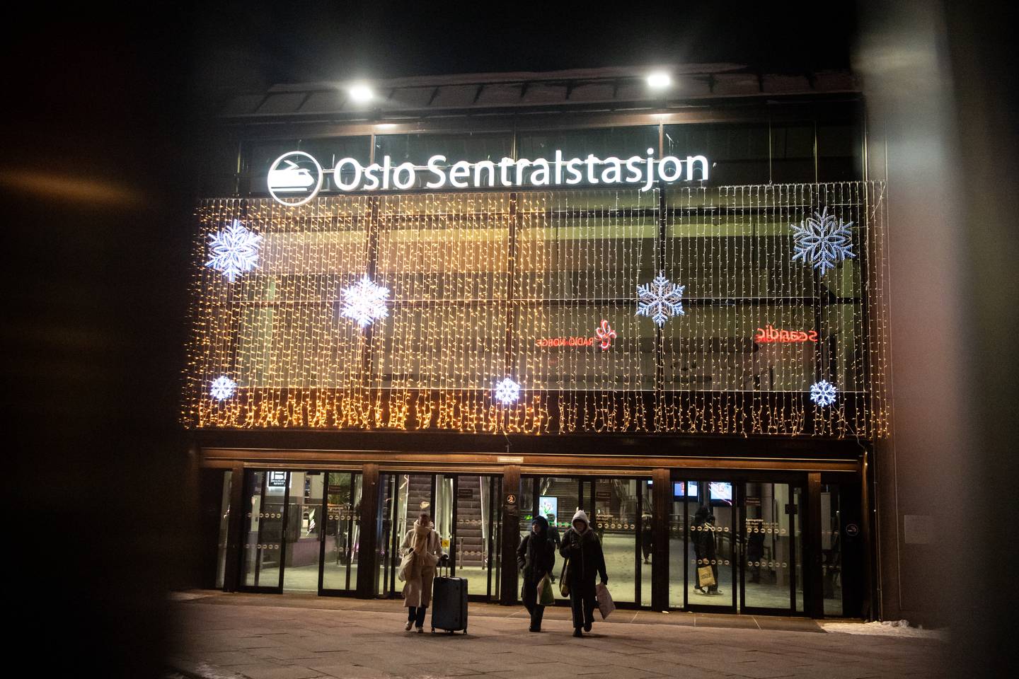 Oslo S holder dørene åpne gjennom natten for å gi folk et varmt sted å være. 
Foto: Annika Byrde / NTB
