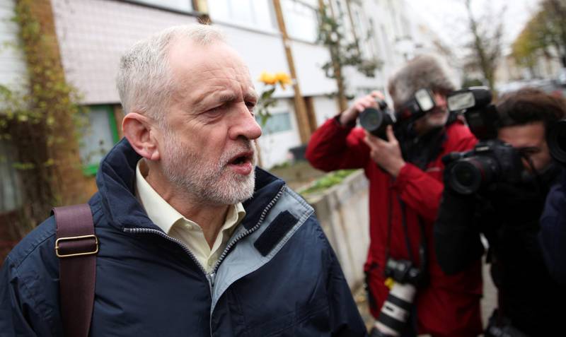 Jeremy Corbyn er sterkt imot bombing av IS i Syria, men fristiller partifellene i avstemningen. I går ble han møtt av pressen utenfor hjemmet sitt i London. FOTO: NEIL HALL/NTB SCANPIX