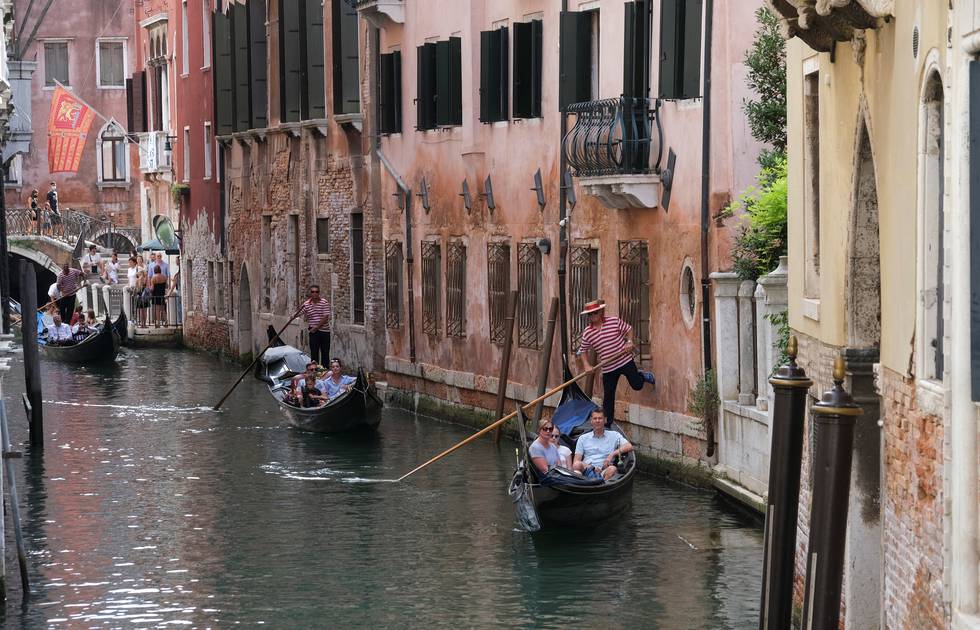 Turister på gondol-tur i Venezia. Nå blir også Italia rødt.