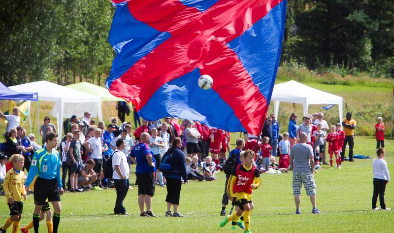 Klanen er på plass under Norway Cup for å heie fram alle barnelagene til Vålerenga under årets turnering. FOTO: ARNE OVE BERGO