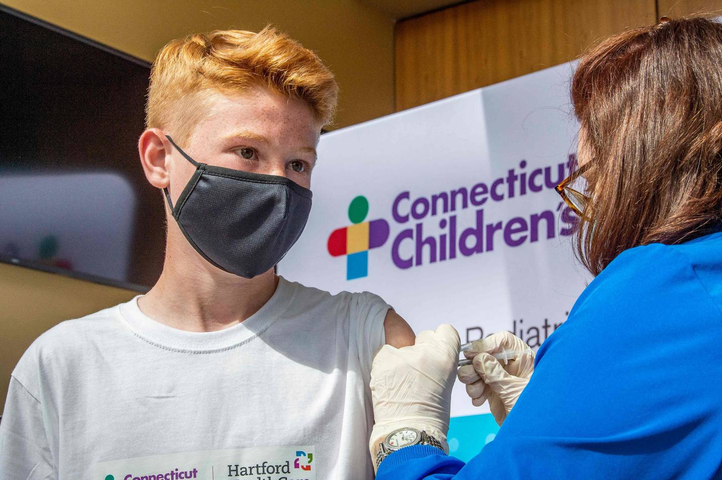 Mange land har begynt koronavaksinering av barn, som denne 13-åringen i Connecticut i USA. I Norge har FHI anbefalt regjeringen vaksinering av 16-17-åringer, men det er ikke avgjort.