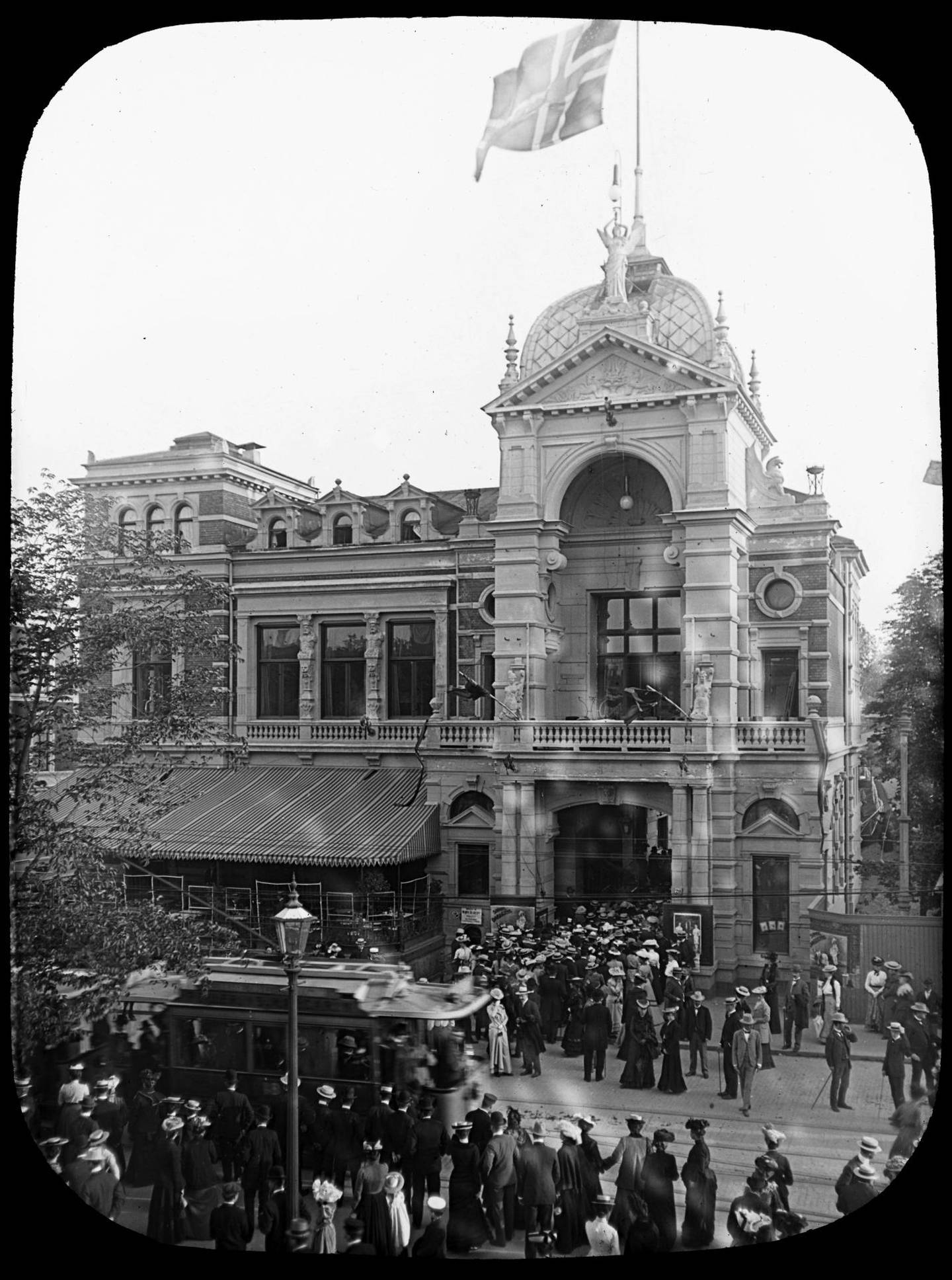 I 1890 fikk Tivoli ny hovedbygning kombinert med inngangsportal mot Stortingsgata. Den inneholdt bl.a. kafé, biljardsalong, flere restauranter og høy terrasse med servering ut mot gata. Bildet er fra en dag i 1895–1900 med stor tilstrømning.