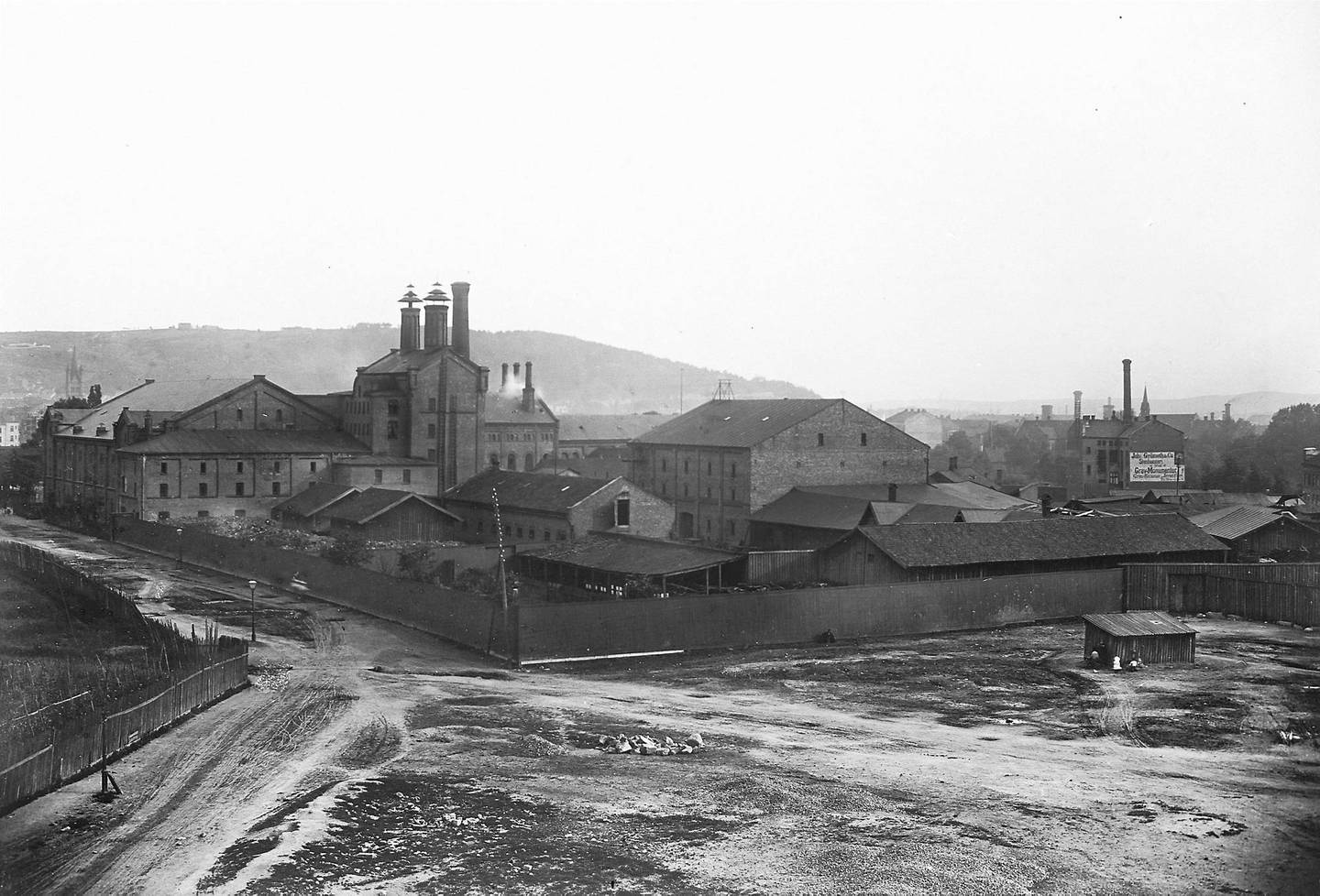 SCHOUS BRYGGERI: Holdt til i Trondheimsveien 2 i over hundre år, fra 1873 til 1981. Bryggeriet fusjonerte med Frydenlund i 1977. Bildet viser området omkring 1880. FOTO: UKJENT PERSON/OSLO MUSEUM