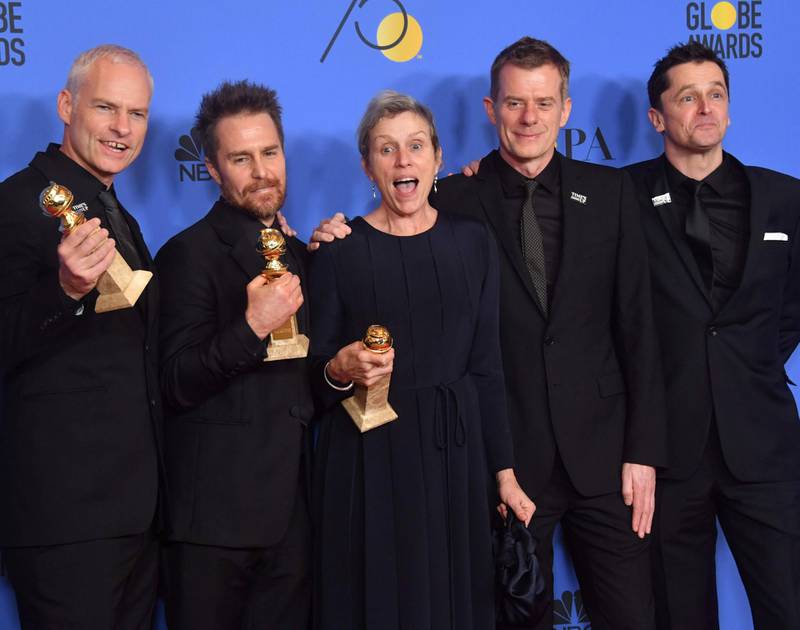Martin McDonagh, Sam Rockwell, Frances McDormand, Graham Broadbent og Peter Czernin poserer med prisen for beste film under Golden Globe-utdelingen tidligere denne måneden.