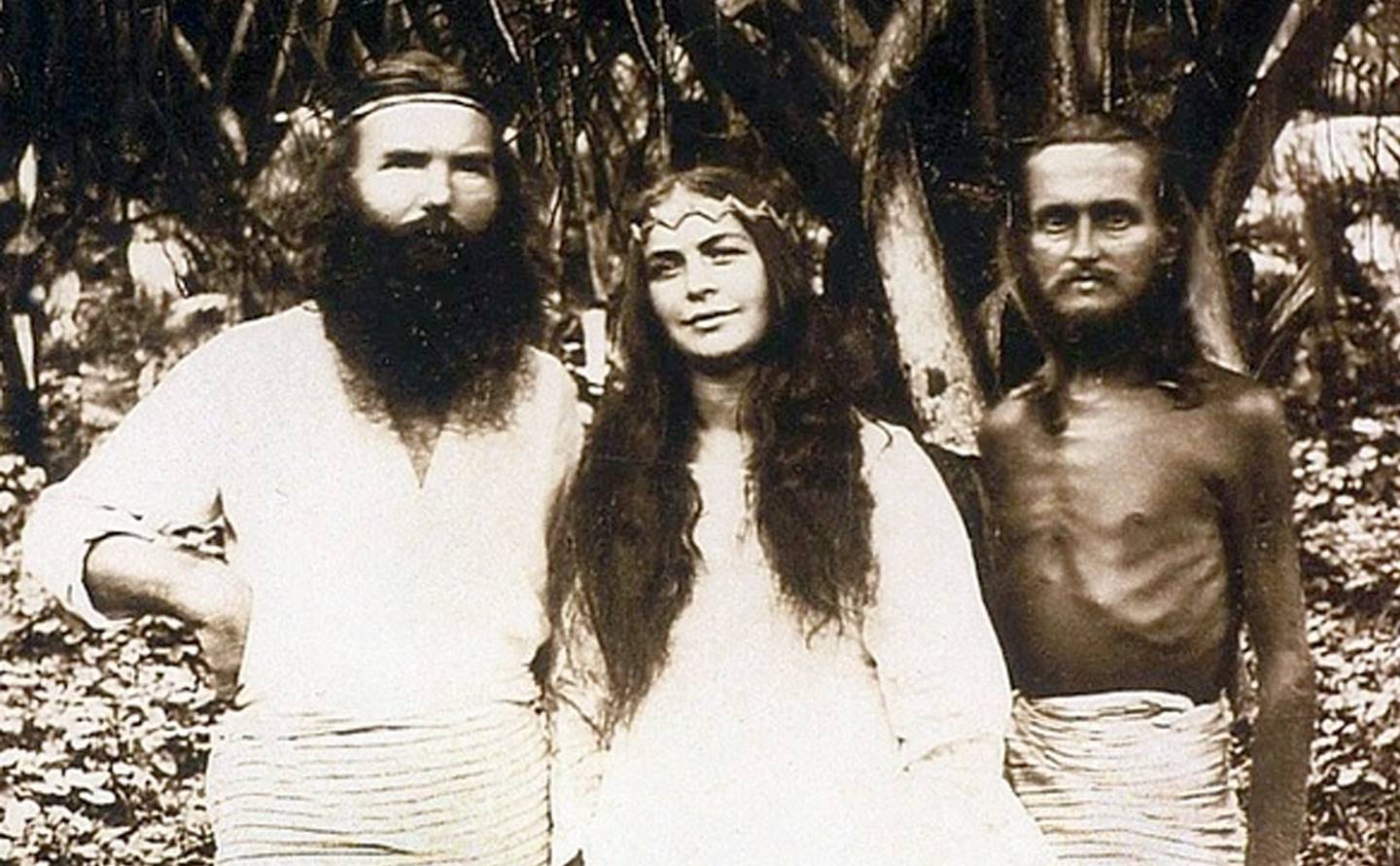 August Engelhardt (til høyre) ville skape en nudistisk utopistat hvor man skulle spise kokosnøtter og tilbe sola. På bildet er han sammen med to av sine følgere, August Bethmann og Anna Schwab.