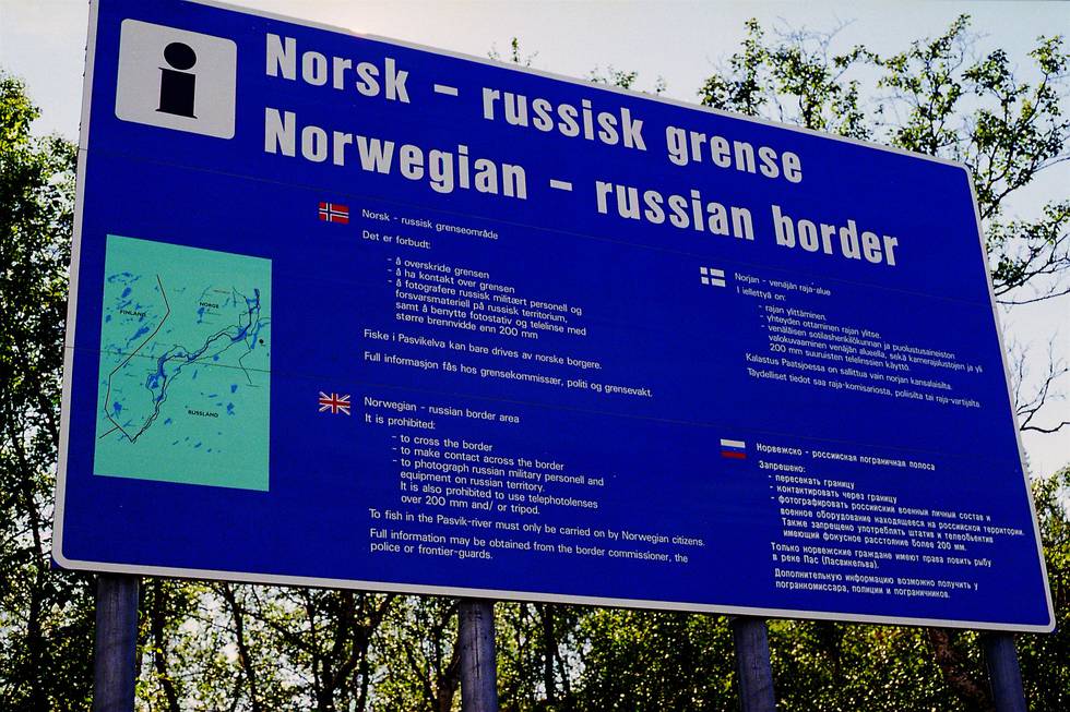 Søknader om turistvisum fra russere vil som regel bli avslått, opplyser UDI. På bildet ser vi skiltet ved den norsk-russiske grensen i Sør-Varanger. Foto: Berit Keilen / NTB