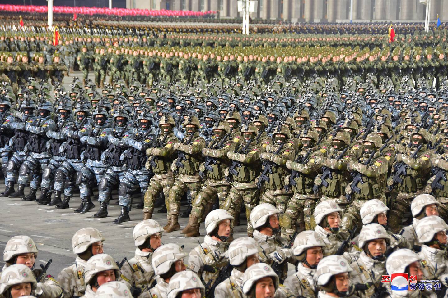 En militærparade feirer 75-årsdagen for at den nordkoreanske hæren ble stiftet, den 8. februar 2023.