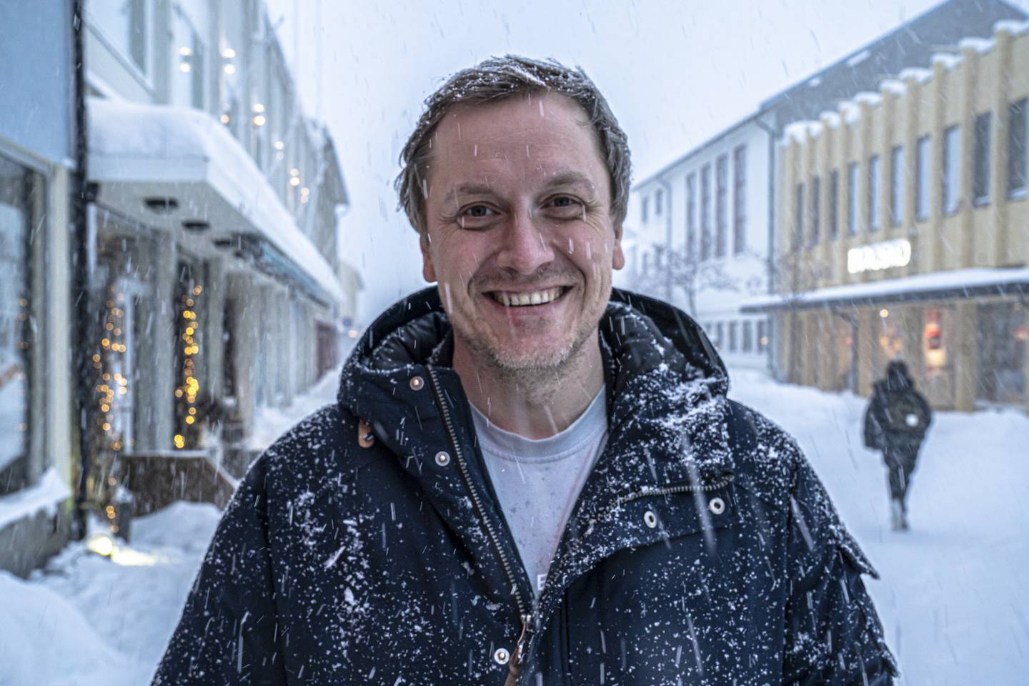 Evgenij Goman smiler på gata i Kirkenes.
